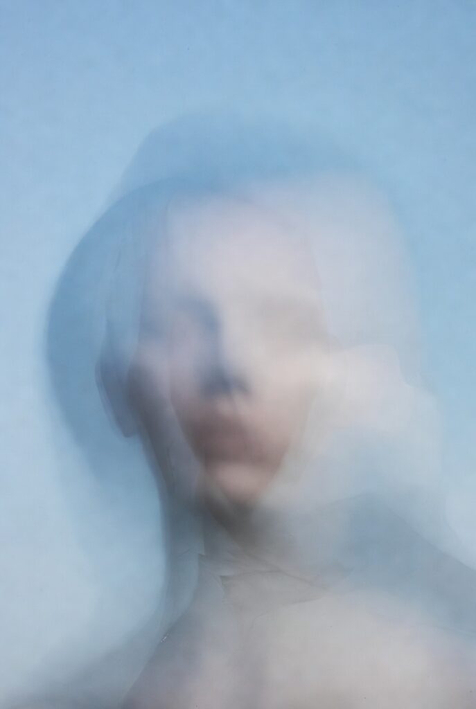 Consciência em estado puro sem linguagem ou narrativa visualizando presença mental abstrata