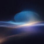 Representação abstrata da consciência fenomenal sem linguagem ou narrativa, com luz difusa em tons de azul, violeta e dourado emergindo em um espaço escuro, simbolizando presença consciente sem palavras, memória ou identidade narrativa.