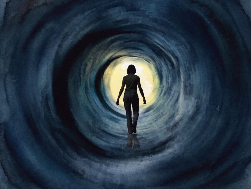 Silhueta feminina diante de túnel de luz dourada, representando experiência de quase morte